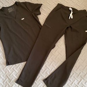 FIGS Black XS Yola Skinny Scrub pants & Small black Catarina top (set)